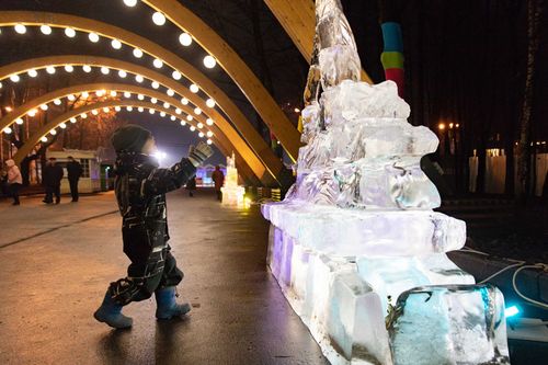 12月24日,在俄罗斯首都莫斯科,小朋友参观冰雕艺术展.