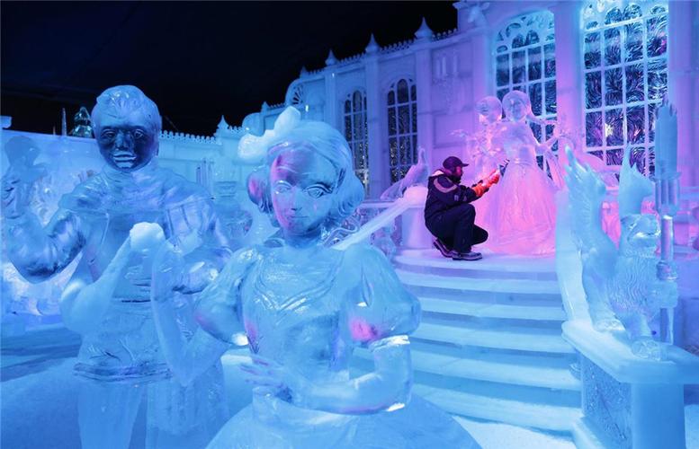 俄国冰雕艺术家artem samoylov正在创作迪士尼新片《冰雪大冒险》中的